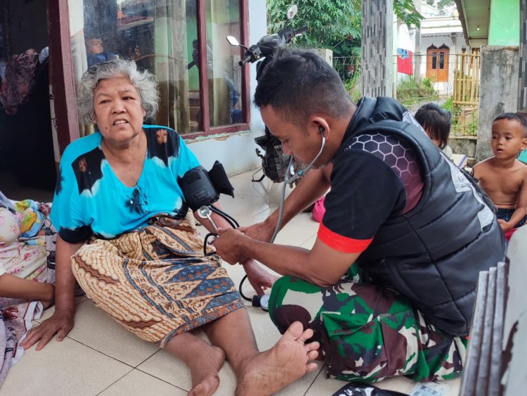 Anggota Satgas TMMD ke-126 Laksanakan Pemeriksaan Kesehatan kepada Warga yang Melaporkan Keluhan Sakit di Desa Cikeuntrung, Kabupaten Pandeglang