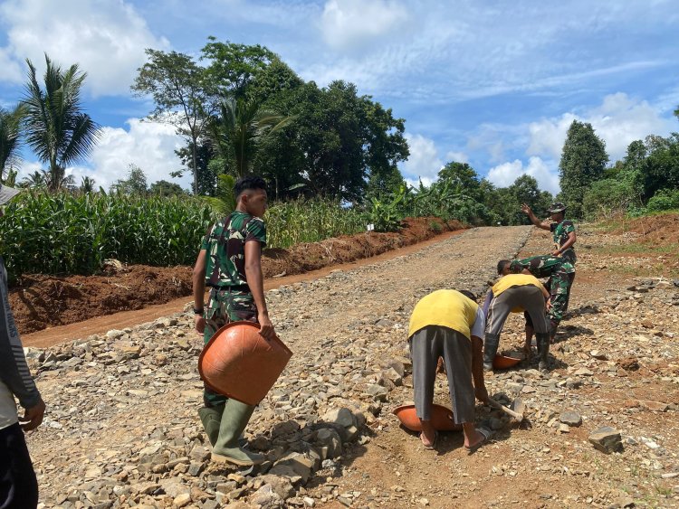 SATGAS TMMD KE-126 LANJUTKAN PENGERASAN JALAN, PROGRES CAPAI 94%
