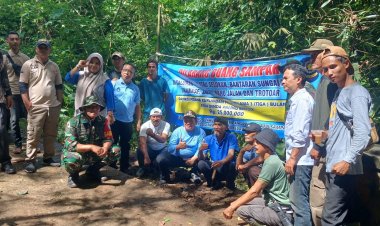 BABINSA KORAMIL 0101/PANDEGLANG KELURAHAN CILAJA DAN SARUNI GELAR KARYA BAKTI BERSAMA MASYARAKAT BERSIHKAN SAMPAH DI PERBATASAN WILAYAH