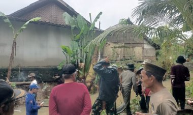 BABINSA KORAMIL 0109/MUNJUL BERSAMA MASYARAKAT GELAR GOTONG ROYONG BERSIHKAN SALURAN KALI CIELOR UNTUK ANTISIPASI BANJIR