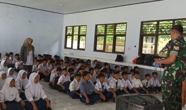 BABINSA KORAMIL 0107/SAKETI BERIKAN PEMBINAAN KEPEMIMPINAN KEPADA SISWA SMP NEGERI 4 SAKETI