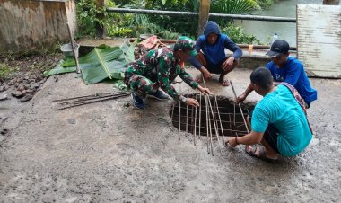 Babinsa Koramil 0115/Cimanggu dan Warga Gotong Royong Perbaiki Jembatan Berlubang di Perbatasan Desa Cibadak – Rancapinang