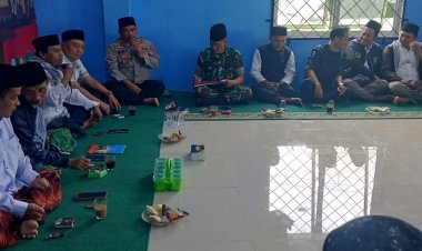 Batuud Koramil 0107/Saketi Hadiri Kegiatan Pengajian Rutin Jum’at di KUA Saketi