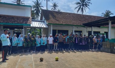 Serka Ade Rahmat Babinsa Koramil 0116/ Cikeusik Melaksanakan Kegiatan Pendampingan PORSIMA Tingkat KKM MI IX Pandeglang