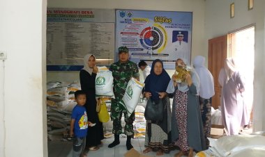 Pendampingan Penyaluran Bantuan Pangan oleh Babinsa Koramil 0103/Bjr di Desa Saninten