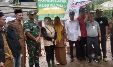 Kapten Inf Nyoto Danramil 0103/Banjar Melaksanakan Monitoring Kunjungan Kerja Bupati Pandeglang pada Pembangunan Rumah Bantuan Sosial Baznas