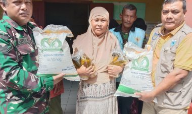 Serda Hamdan M Babinsa Koramil 0107/Saketi Melaksanakan Pembagian Sembako Beras 10 Kg dan Minyak Goreng 1 Liter Tahun 2025