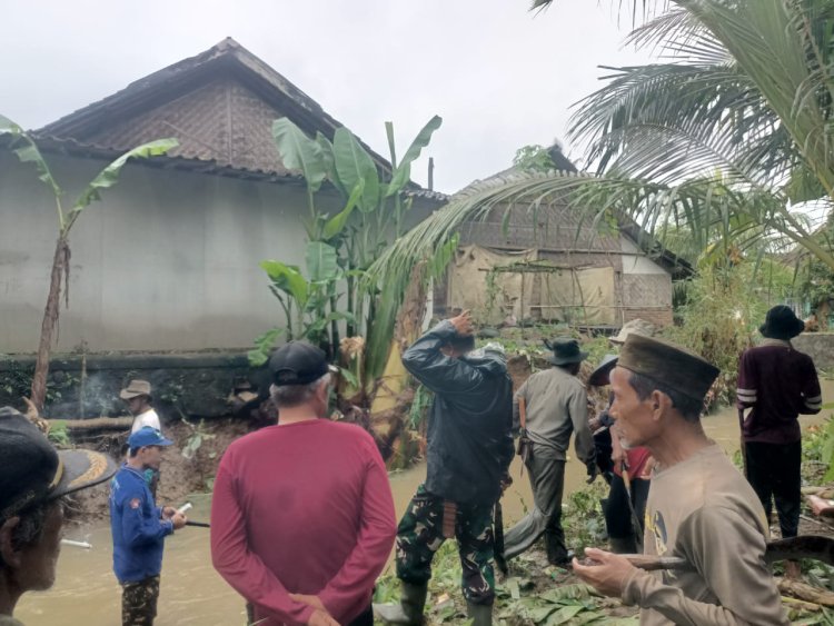 BABINSA KORAMIL 0109/MUNJUL BERSAMA MASYARAKAT GELAR GOTONG ROYONG BERSIHKAN SALURAN KALI CIELOR UNTUK ANTISIPASI BANJIR