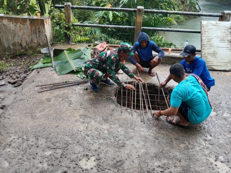 Babinsa Koramil 0115/Cimanggu dan Warga Gotong Royong Perbaiki Jembatan Berlubang di Perbatasan Desa Cibadak – Rancapinang