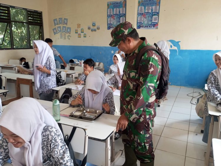 Babinsa Koramil 07/Skt Dampingi Program Makan Bergizi Gratis (MBG) di SPPG Yayasan Mitra Wahid Kebumen, Kecamatan Cisata