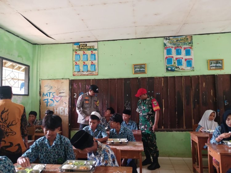 Babinsa dan Bhabinkamtibmas Laksanakan Pendampingan Pendistribusian Program Makan Bergizi Gratis (MBG) di Kecamatan Cikeusik