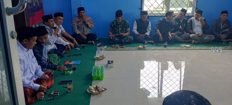 Batuud Koramil 0107/Saketi Hadiri Kegiatan Pengajian Rutin Jum’at di KUA Saketi