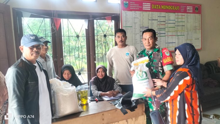 Pendampingan Penyaluran Bantuan Pangan oleh Babinsa Koramil 0103/Bjr di Desa Pareang Kecamatan Mekarjaya