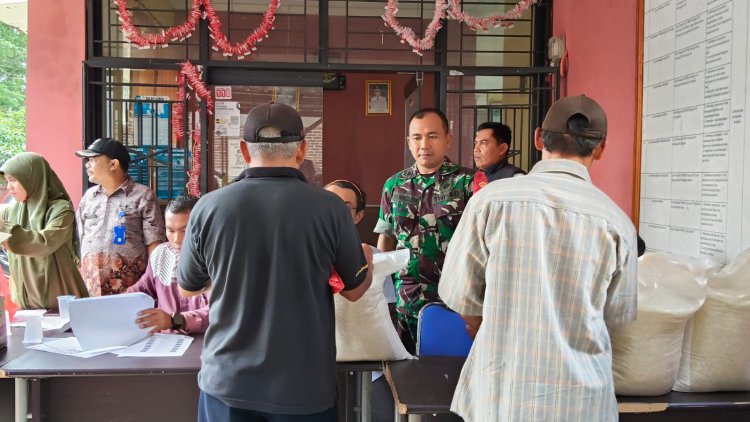 Babinsa Kelurahan Kabayan Monitoring Penyaluran Bantuan Beras dan Minyak Goreng untuk 355 KPM Pandeglang