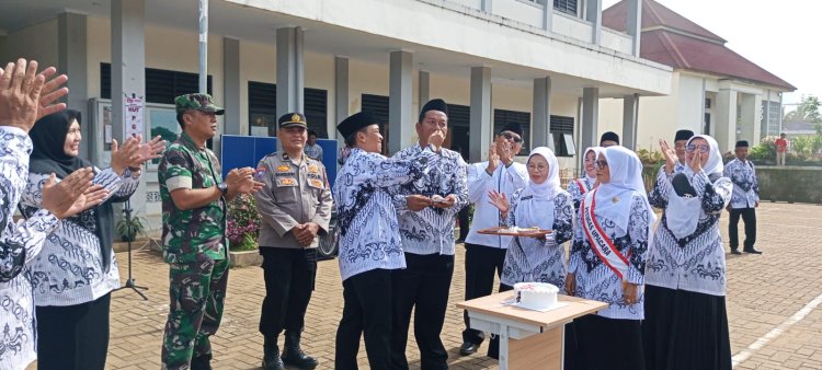 Peltu Bahtiar Batuud Koramil 0107/ Saketi Hadiri Upacara HUT PGRI ke-80 Tingkat Kecamatan Cisata Berlangsung Khidmat dan Meriah