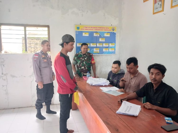 Babinsa Koramil 0116/Cikeusik Mendampingi Kegiatan Penyaluran Bantuan Tunai Sementara Kesejahteraan Rakyat di Desa Sukawaris Kecamatan Cikeusik Kabupaten Pandeglang