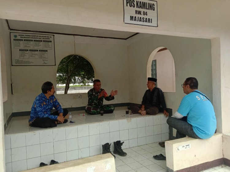 Babinsa Koramil 0101/Pandeglang Kelurahan Sukaratu Laksanakan Komsos Bersama Tokoh Masyarakat Komplek Majasari
