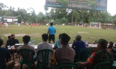 Babinsa Koramil 0116/Cikeusik Melaksanakan Pengamanan Pertandingan Open Turnamen Sepak Bola KATAR CUP 2025 Desa Cikiruhwetan Kabupaten Pandeglang 