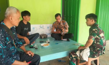 Babinsa Koramil 0103/Banjar Gelar Komsos Bersama Kaur Kesra dan Pendamping PKH di Desa Mekarjaya