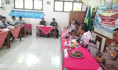 BABINSA KORAMIL 0104/CIMANUK HADIRI DAN DUKUNG KEGIATAN PEMBINAAN BUMDES MEMBANGUN RELASI DI DESA CURUGBARANG