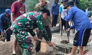 Babinsa Koramil 0114/Cigeulis Bersama Warga Kampung Kopo Swadaya Perbaiki Jalan Desa