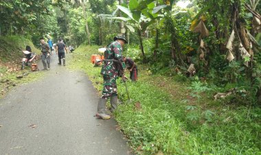 Kegiatan Karya Bakti Babinsa Koramil 0102/Cadasari Bersama Warga dalam Rangka Gotong Royong Pembersihan Jalan Desa