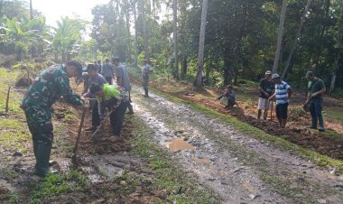 Babinsa Koramil 0114/Cigeulis Pimpin Gotong Royong Pembuatan Parit, Wujud Nyata Kepedulian TNI Terhadap Lingkungan