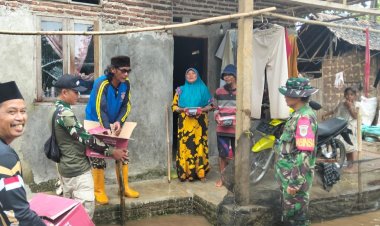 Danramil 0111/Pagelaran Didampingi Babinsa Salurkan Bantuan Banjir di Kampung Pamatang