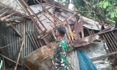 Babinsa Koramil 0110/Labuan Laksanakan Peninjauan Lokasi Rumah Roboh di Desa Sukamaju