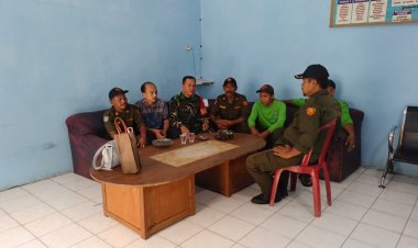 Babinsa Koramil 0103/Banjar Laksanakan Komsos Bersama Perangkat Desa dan Linmas, Antisipasi Dampak Musim Penghujan dan Cuaca Buruk