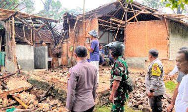 Babinsa Koramil 0102/Cadasari dan Bhabinkamtibmas Laksanakan Peninjauan serta Pembersihan Puing Rumah Roboh di Kp. Kadu Salak