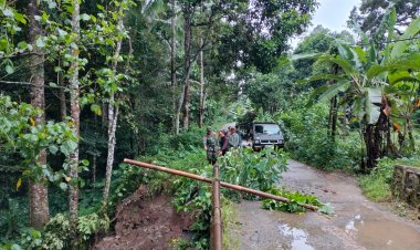 Babinsa Koramil 0102/Cadasari Laksanakan Komsos dan Himbauan Keselamatan di Lokasi Jembatan Rawan Ambruk