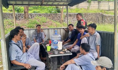 Babinsa Koramil 0109/Munjul Laksanakan Komsos Bersama Aparatur Desa Bahas Kesiapan Pembangunan KDMP