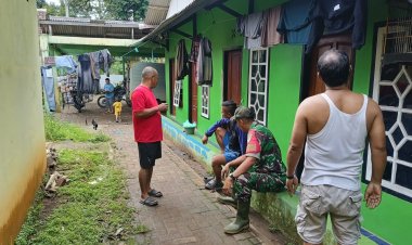 Sertu Dadan Sumpena Babinsa Koramil 0102/Cadasari Gelar Komsos Bahas Kewaspadaan Bencana Alam di Desa Setrajaya