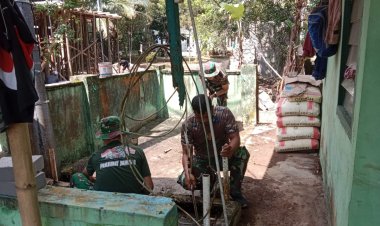 Anggota Koramil 0105/Mandalawangi Laksanakan Pembersihan dan Perawatan Rumah Dinas dalam Rangka Penyiapan Rehabilitasi Koramil