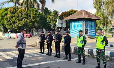 Koramil 0101/Pandeglang Amankan Natal 2025 & Tahun Baru 2026 di Alun-alun