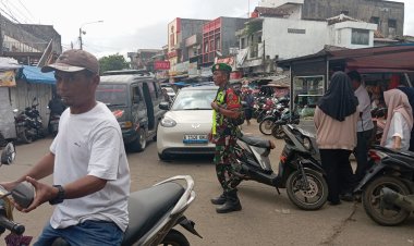 Serka Suryadi Babinsa Koramil 0110/Labuan Laksanakan Pengamanan Pasar Labuan Jelang Perayaan Natal 2025 dan Tahun Baru 2026