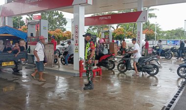 Anggota Babinsa Koramil 0110/Labuan Laksanakan Pengamanan SPBU Pejamben Jelang Nataru, Situasi Aman dan Kondusif