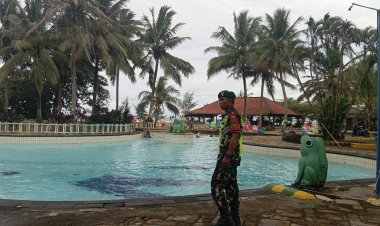 Babinsa Koramil 0110/Labuan Laksanakan Pengamanan Wilayah Pantai Kodok Carita