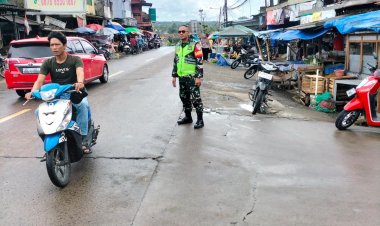 Koptu Imron Babinsa Koramil 0104/Cimanuk Laksanakan Pengamanan di Pasar Batubantar