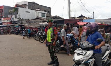 Babinsa Koramil 0110/Labuan Laksanakan Pengamanan Pasar Labuan Jelang Natal 2025 dan Tahun Baru 2026