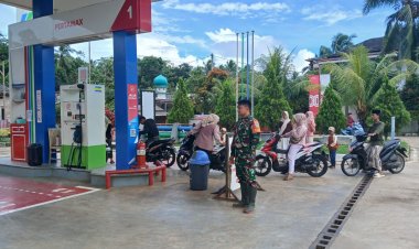 Sertu Aan Samsudi Babinsa Koramil 0114/Cigeulis Laksanakan Pengamanan SPBU Geyon Jelang Nataru, Situasi Aman dan Kondusif