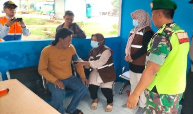 Anggota Babinsa Koramil 0111/Pagelaran Bersama Polsek Laksanakan Pengamanan dan Pemeriksaan Kesehatan Warga