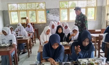 Babinsa Koramil 0107/Sukaresmi Dampingi Pendistribusian Program Makan Bergizi Gratis (MBG) di Kecamatan Cisata