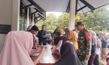 Babinsa Koramil 0107/Saketi Dampingi Penyaluran BLTS Kesra Tahap II Tahun 2025 di Kecamatan Cisata