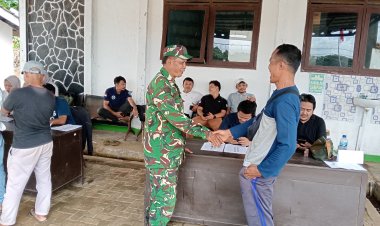 Anggota Babinsa Koramil 0107/Saketi Dampingi Penyaluran BLTS Kesra Tahap II Tahun 2025 di Kecamatan Cisata