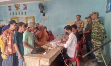 Serka Lili Suhaeli Babinsa Koramil 0117/Panimbang Dampingi Penyaluran Bantuan PKH Kesra di Desa Sudamukti