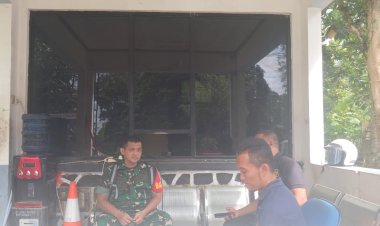 Babinsa Koramil 0101/Pandeglang Laksanakan Komsos dengan Petugas Keamanan Sekolah di Kelurahan Saruni