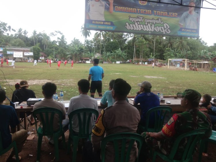 Babinsa Koramil 0116/Cikeusik Melaksanakan Pengamanan Pertandingan Open Turnamen Sepak Bola KATAR CUP 2025 Desa Cikiruhwetan Kabupaten Pandeglang 