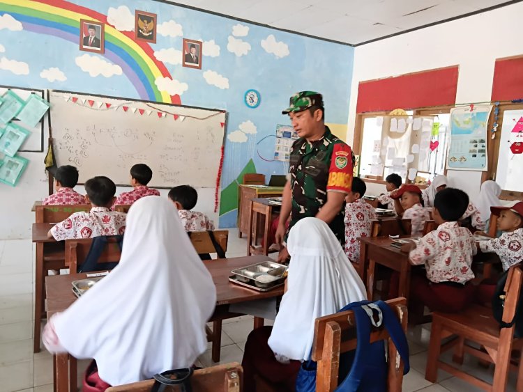 Babinsa Koramil 0105/Mandalawangi Dampingi Pelaksanaan Program Makan Bergizi Gratis (MBG) di Kecamatan Mandalawangi